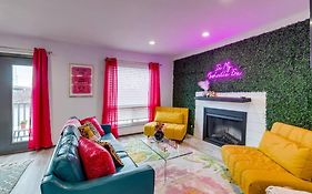 Vibrant Riverfront 2Bd With A Pool